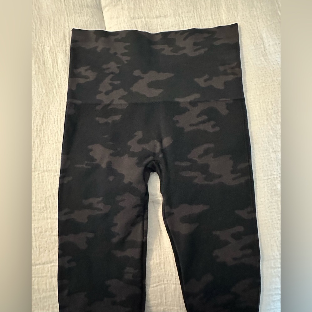 SPANX Look At Me Now Seamless Leggings in Black Camo